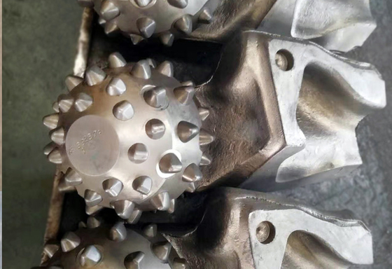 Carburo de tungsteno de los pedazos de Rig Tool Drill Roller Cone equipado del barril de base
