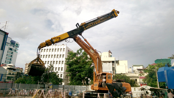 Excavadora de 23 toneladas montada con carcasa telescópica con brazo de largo alcance